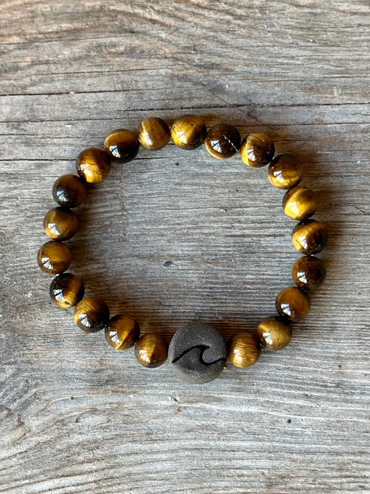Studio Meraki bacelet with tiger's eye chrystal pearls and a raw ceramic pearl with a wave.