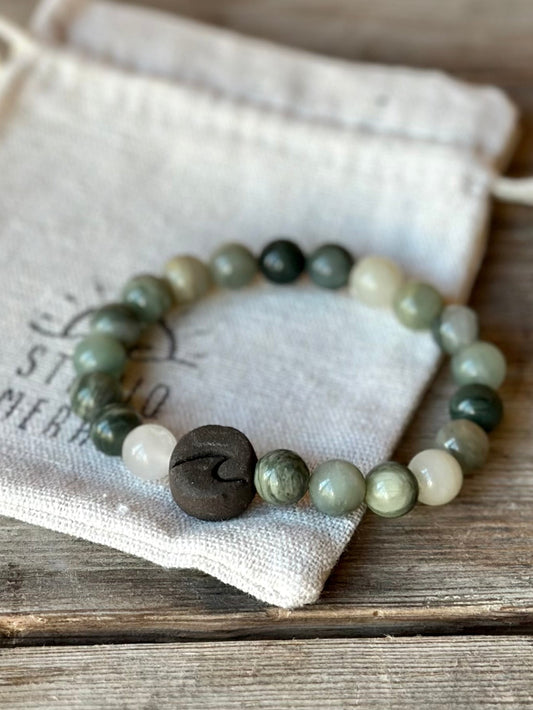 Studio Meraki bacelet with agate chrystal pearls and a raw ceramic pearl with a wave.