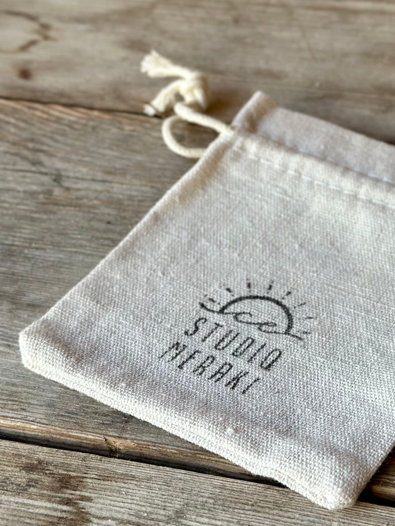 Studio Meraki gift bag for bracelets and necklaces, linnen texture with printed logo. 