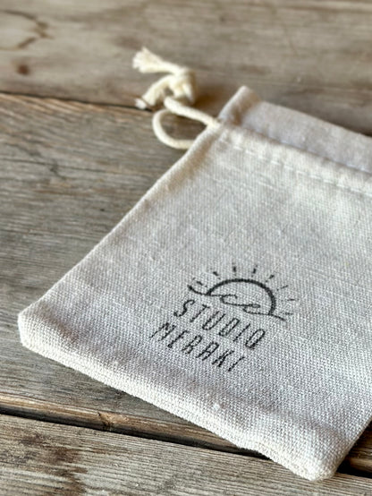 Studio Meraki gift bag for bracelets and necklaces, linnen texture with printed logo. 
