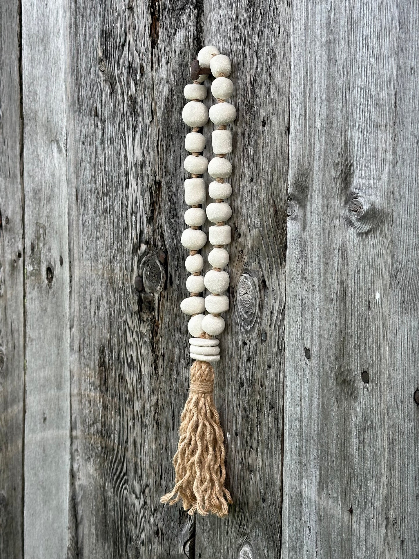 Dekorationsgirlang med vita keramikpärlor