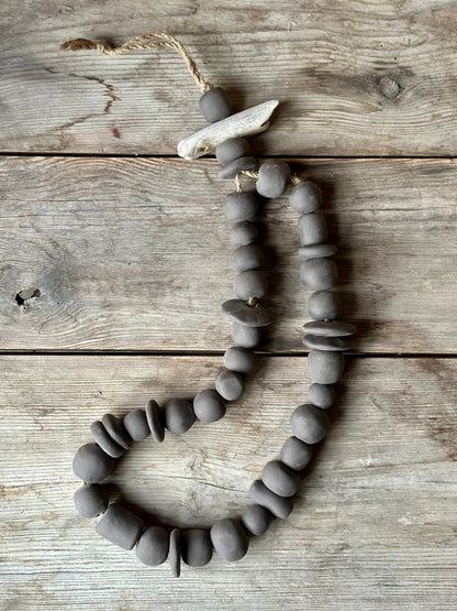 Dekorationsgirlang med svarta keramikpärlor