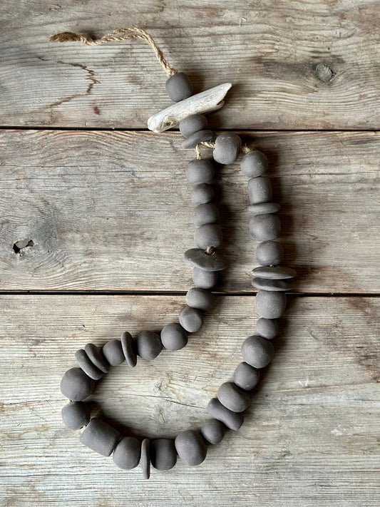 Dekorationsgirlang med svarta keramikpärlor