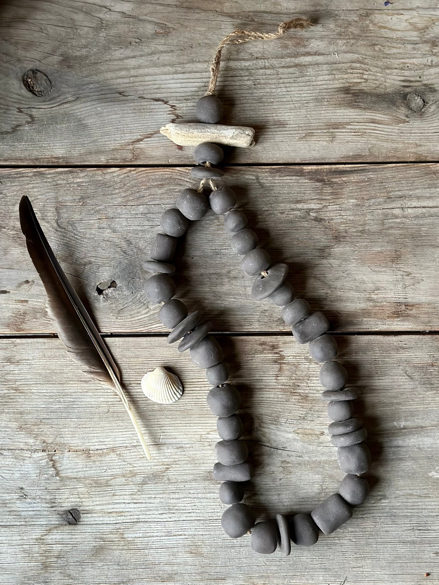 Dekorationsgirlang med svarta keramikpärlor