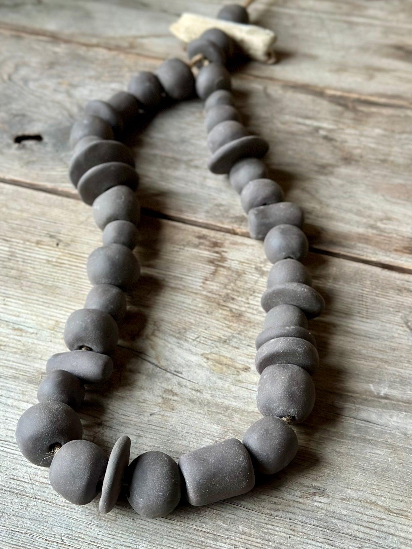 Dekorationsgirlang med svarta keramikpärlor