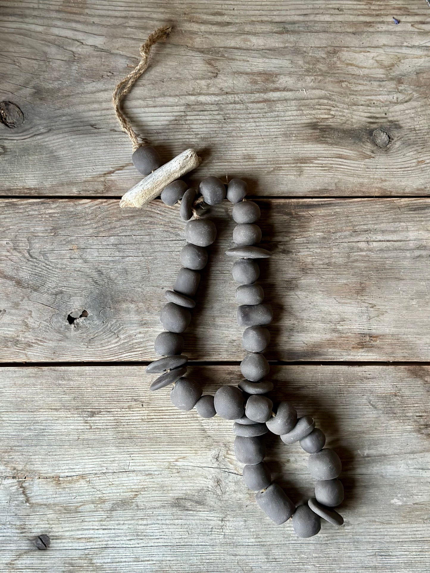 Dekorationsgirlang med svarta keramikpärlor