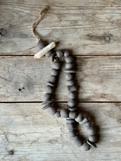 Dekorationsgirlang med svarta keramikpärlor